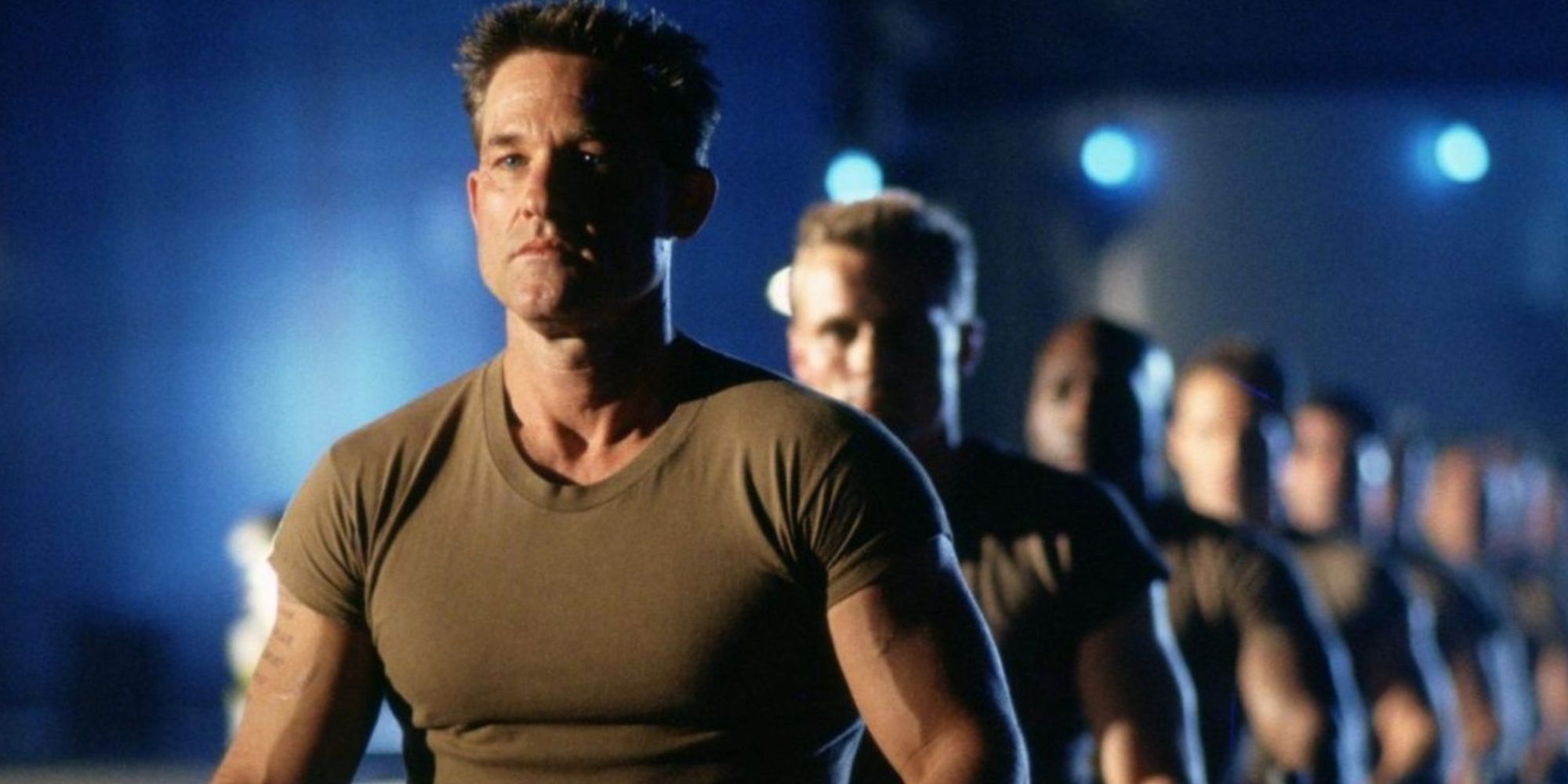 Kurt Russell in the movie Soldier stands in front of a long line of other soldiers.