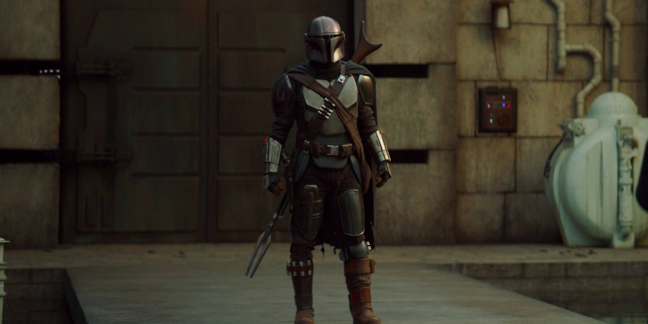 Star Wars - Din Djarin standing ready to duel in The Mandalorian