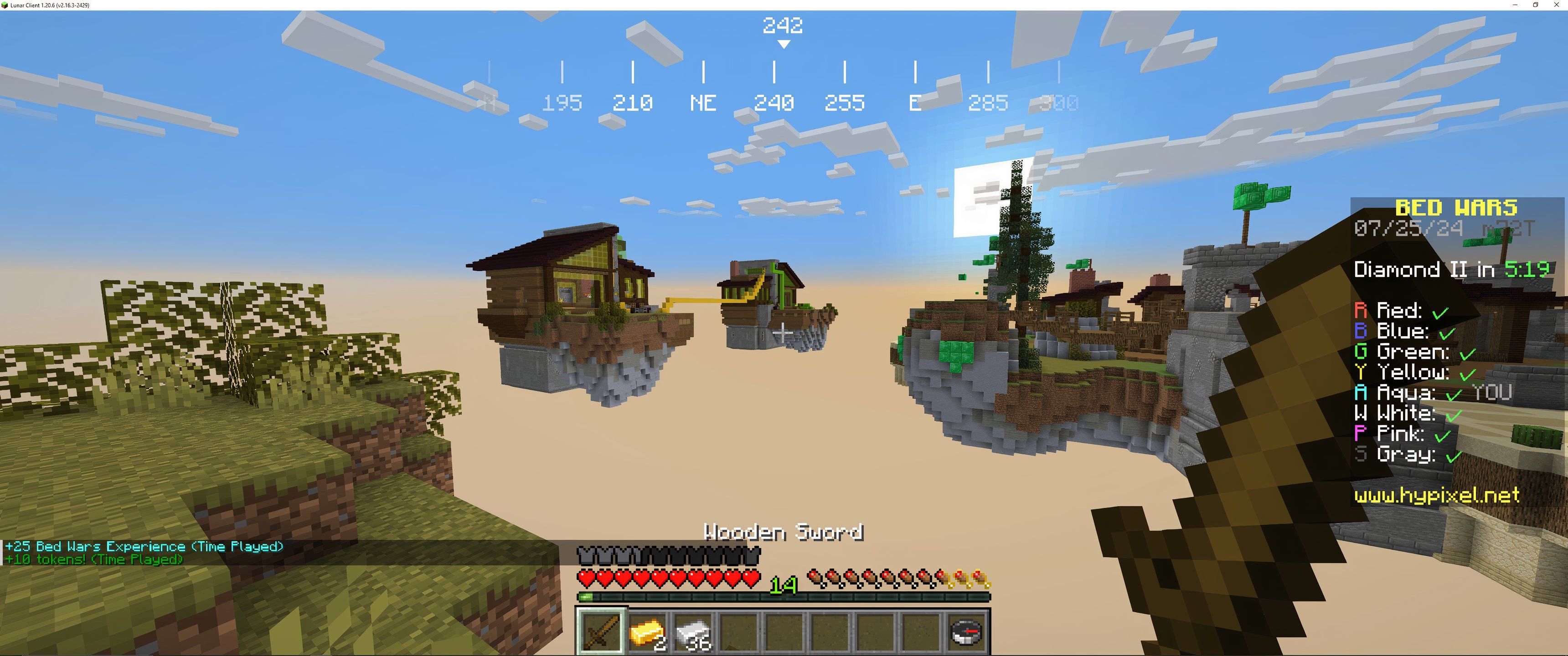 Minecraft: An image of two teams fighting each other in Bed Wars.