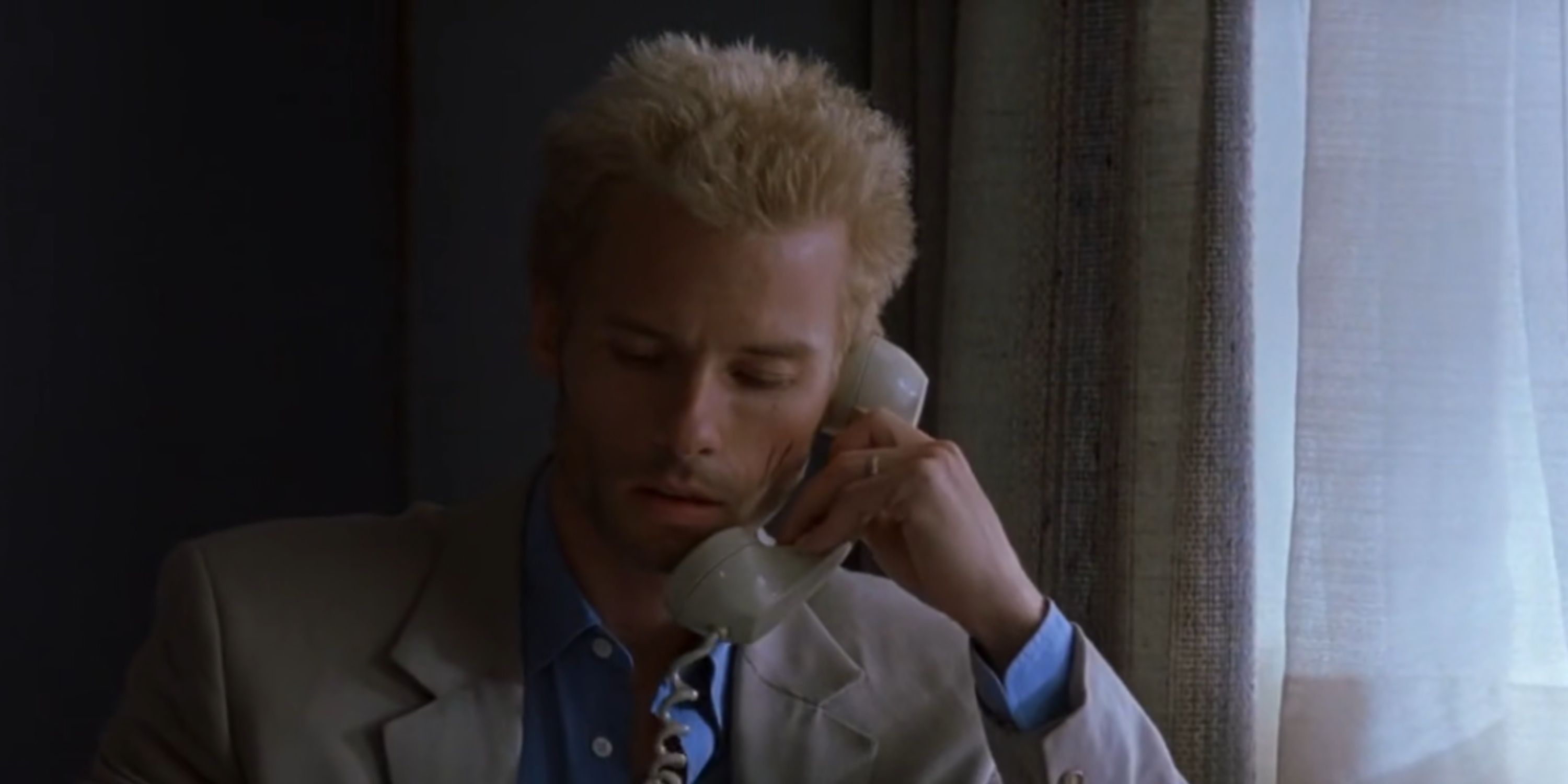 Leonard Shelby on the phone in a color scene in Memento.