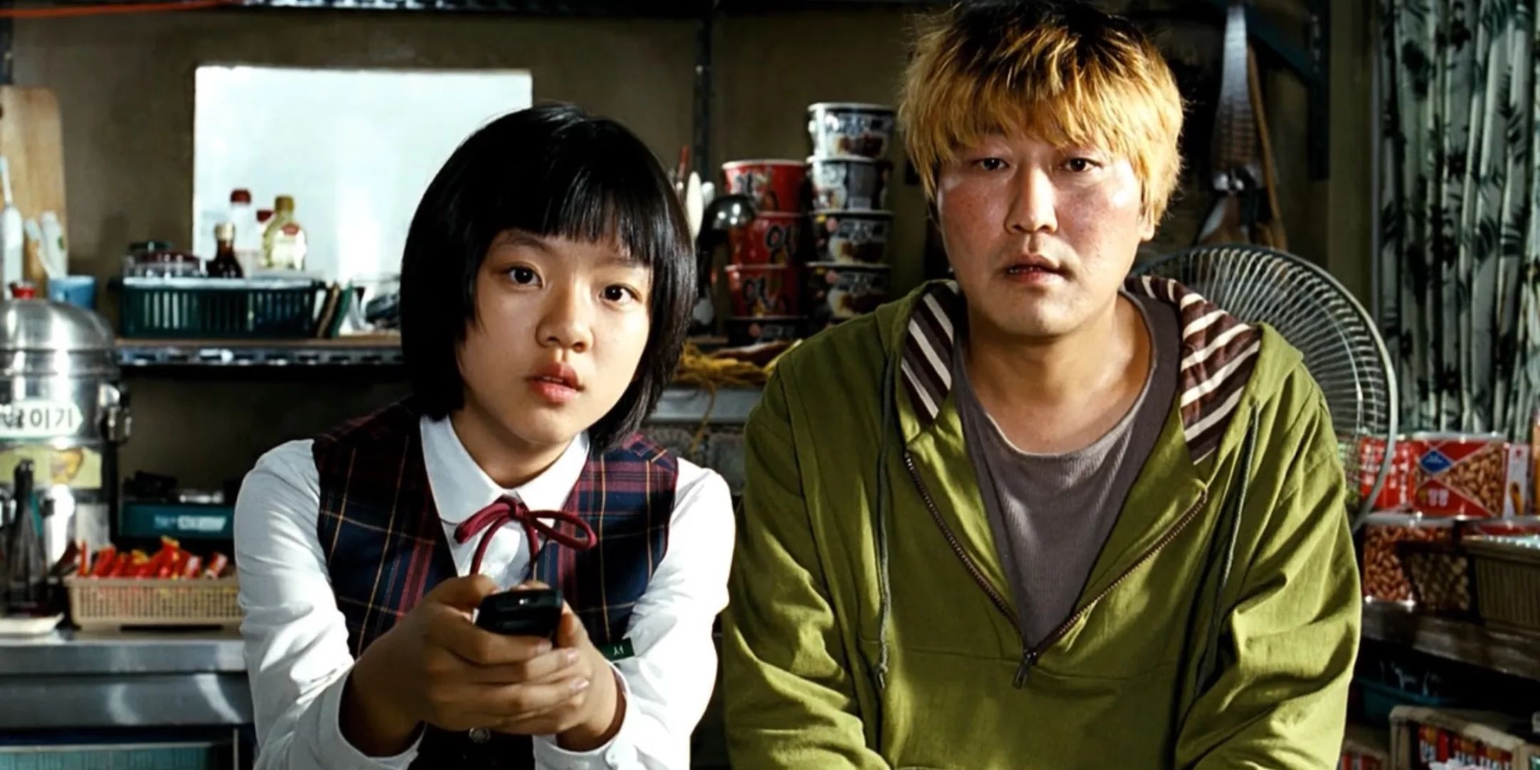 Park Gang-doo and his daughter, Hyun-seo, sitting together. 