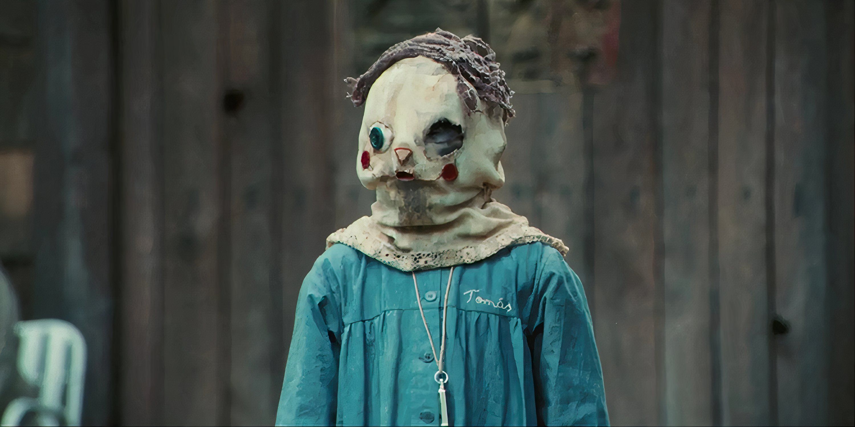 Tomas wearing his mask in The Orphanage.