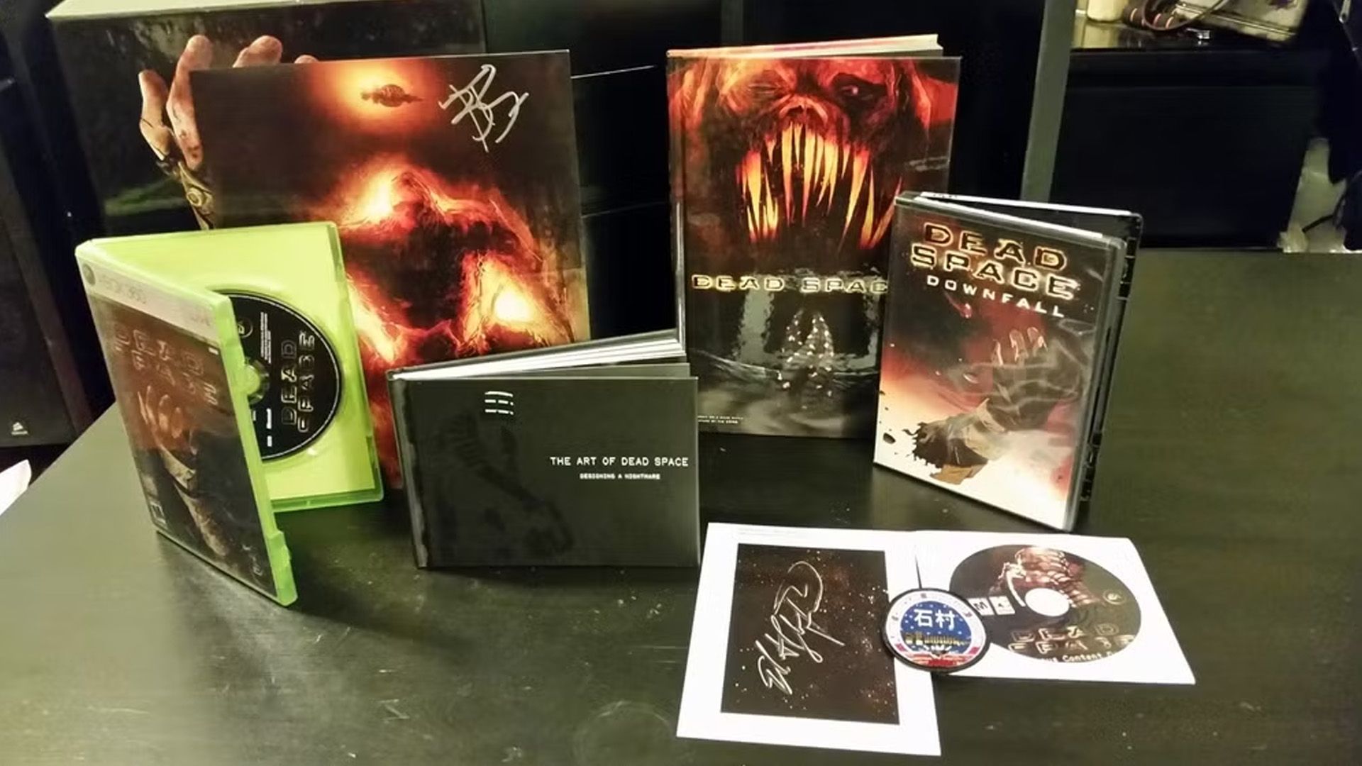 An image shows all the collectibles included in the Dead Space - Ultra Limited Edition