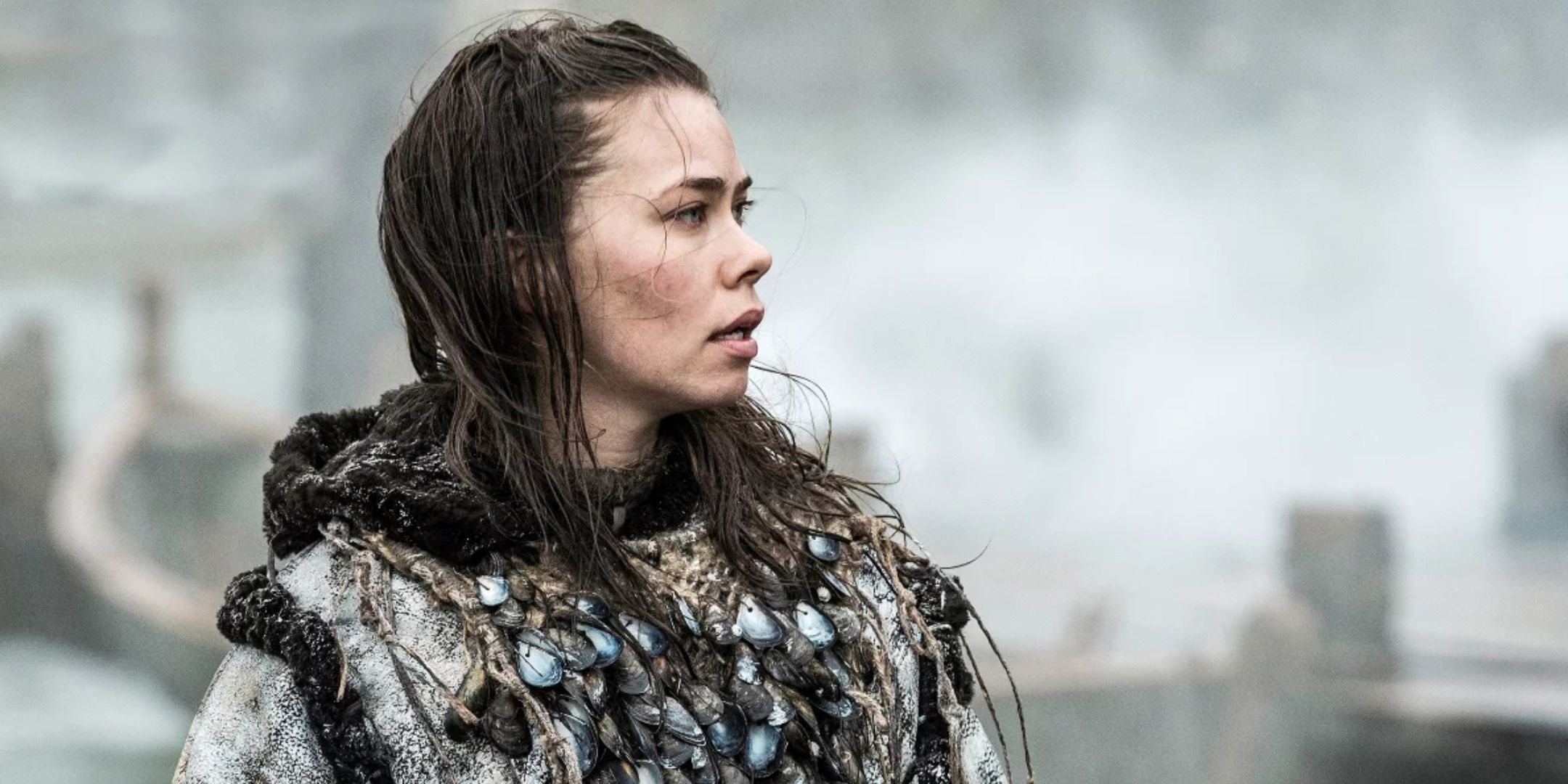 Karsi looking to the right in Game of Thrones.