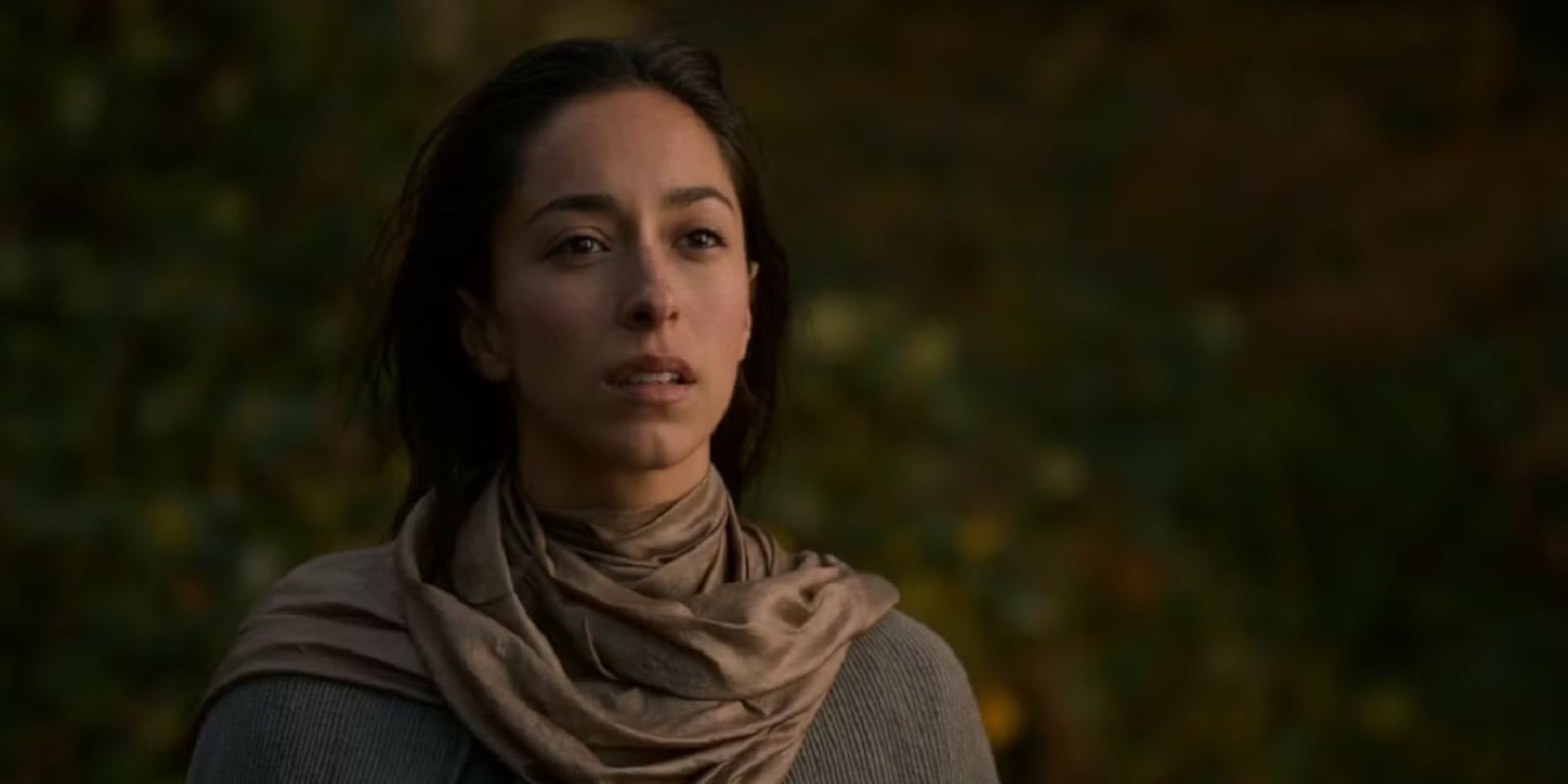 Talisa Stark looking off camera in Game of Thrones.