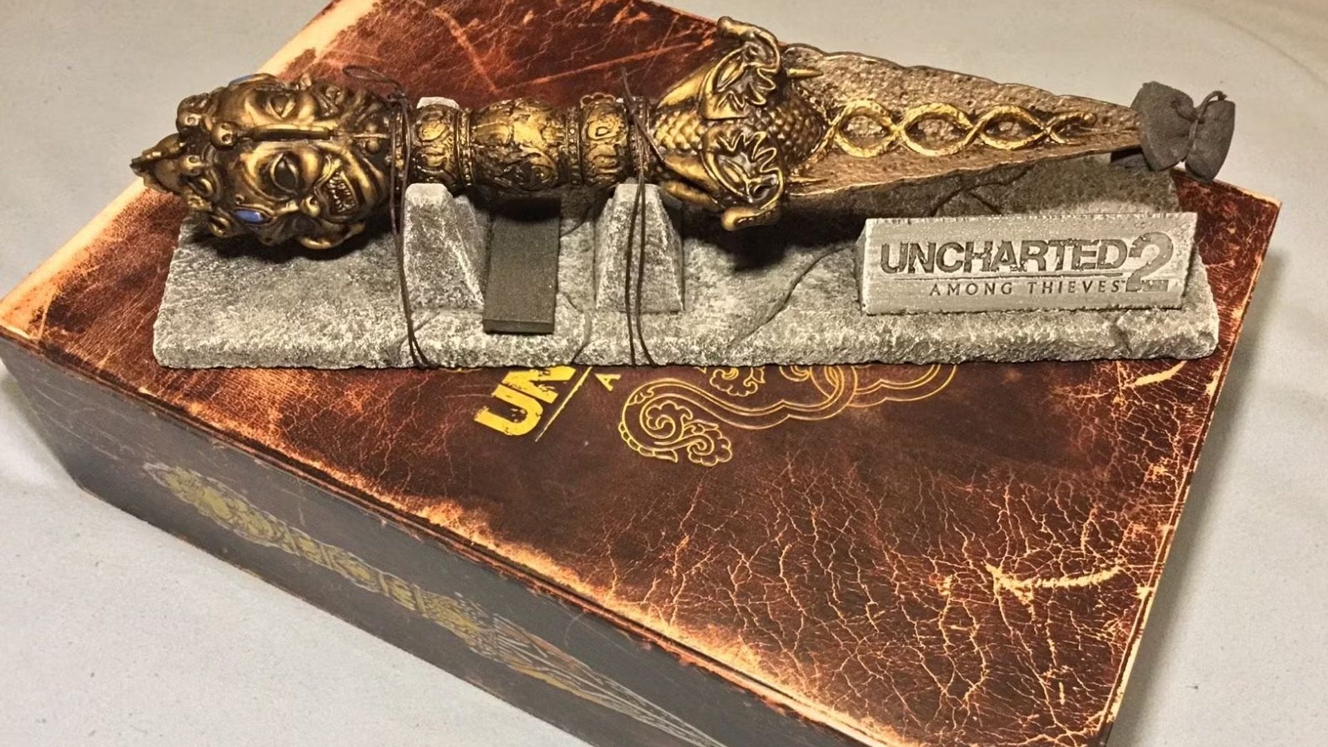 Uncharted 2 Fortune Hunter Edition and the replica of the Phurba Dagger.