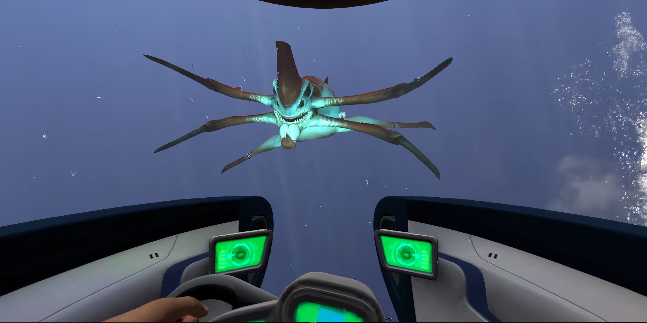 Underwater spider-like creature swimming towards the player in subnautica.