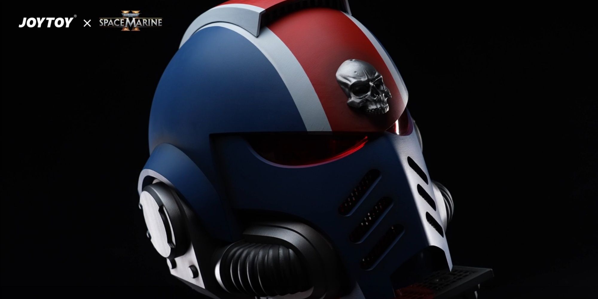 JoyToy Warhammer 40,000: Space Marine 2 Lieutenant Titus’ Mk X Helmet on a black background.