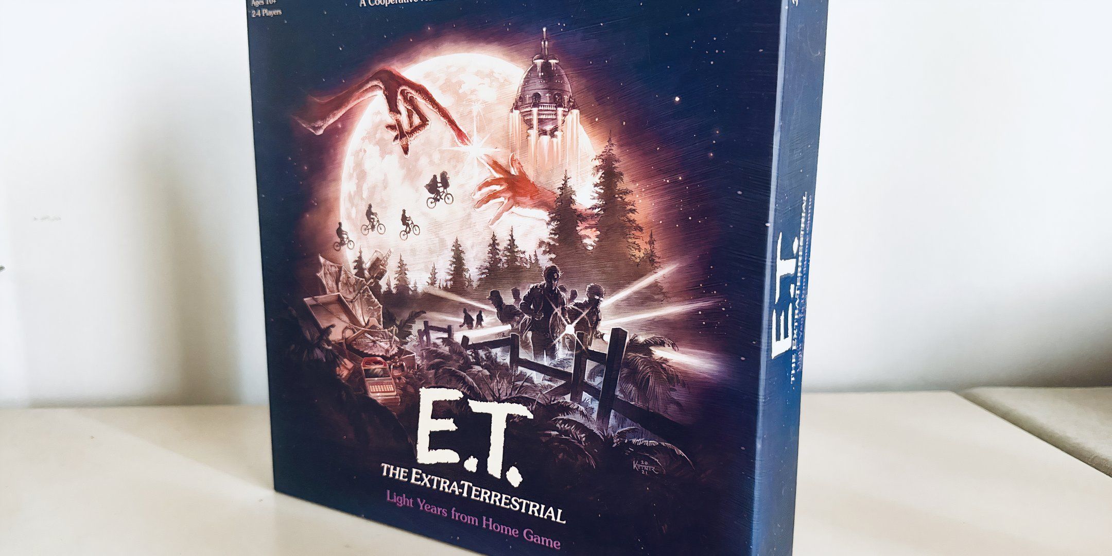 The cover art of the E.T. board game.