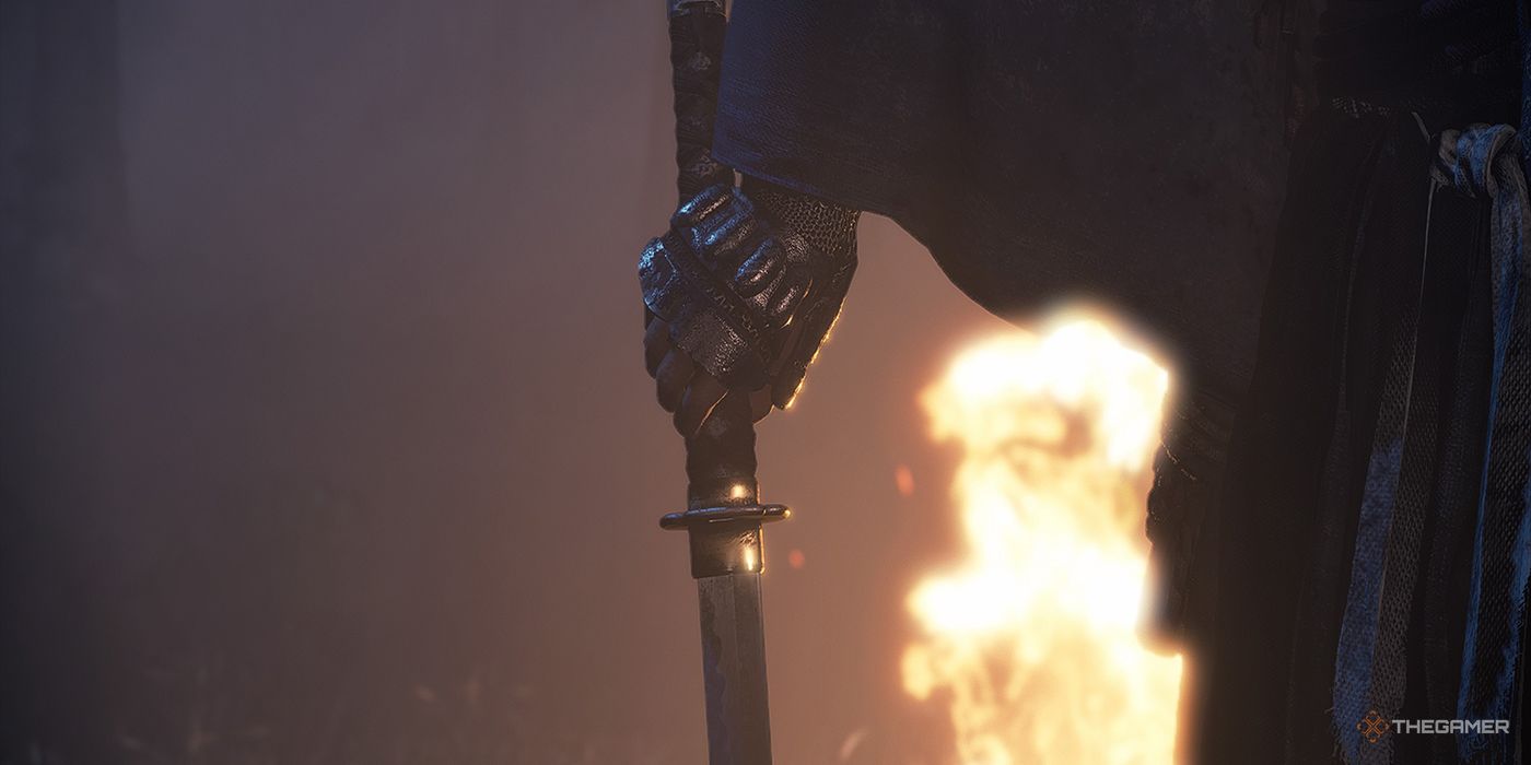 The hand of a Veiled Edge holding their blade as a fire burns behind them in Rise Of The Ronin.