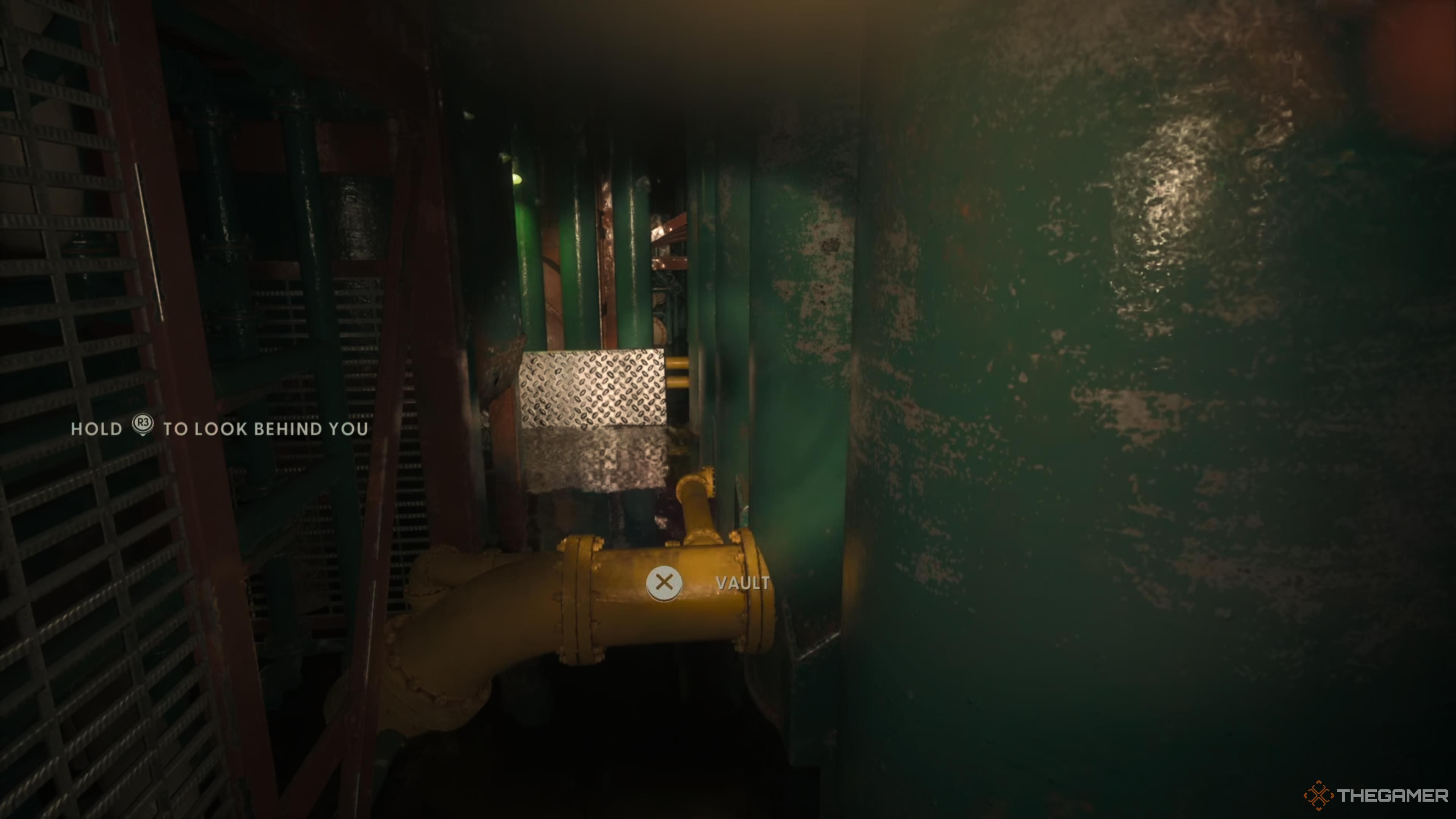 A button prompt showing that you can look behind you in Still Wakes the Deep.