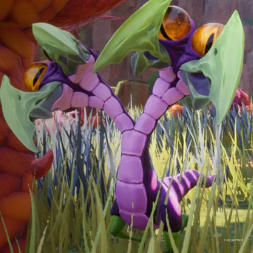 A two-headed, lizard-like creature, the Baboushka, is standing among the grass in Journey To The Savage Planet.