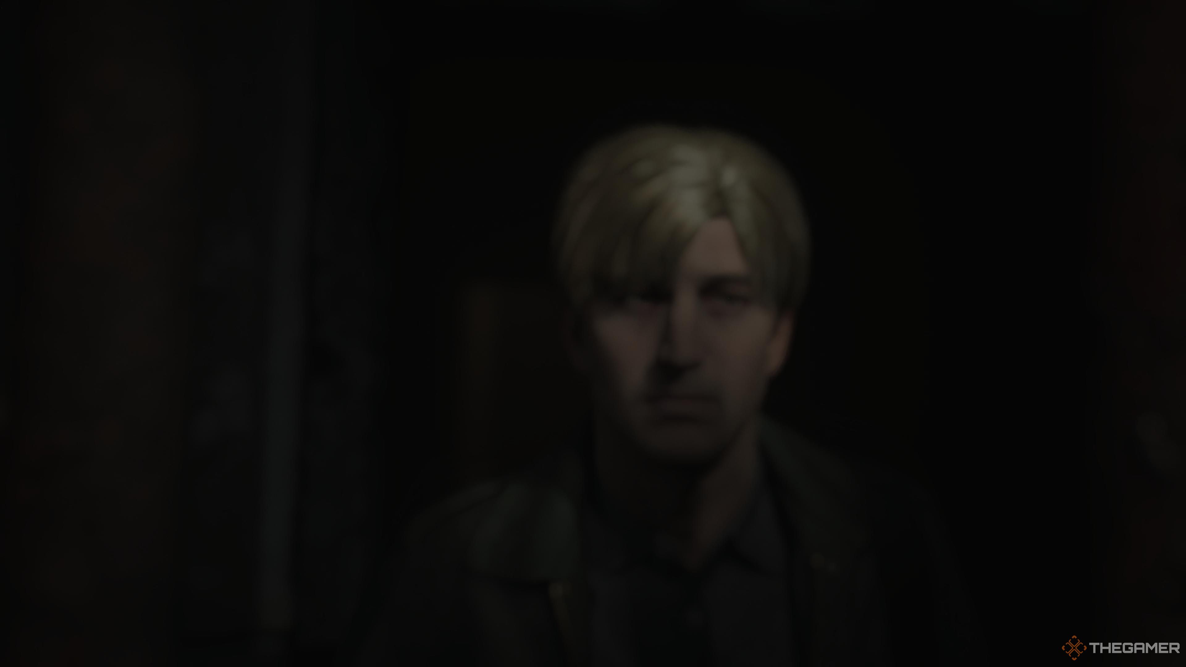 James with a blurred face in the labyrinth in silent hill 2 remake.