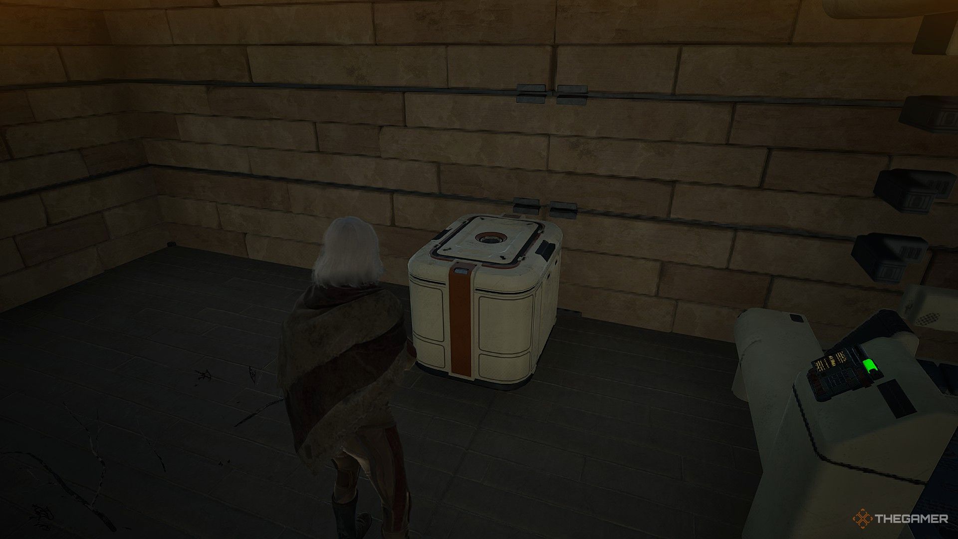 A player looking at a storage container in Dune Awakening.