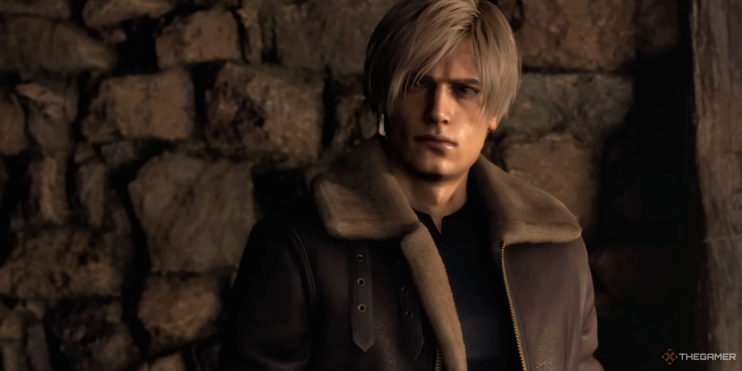 Leon investigating a abandoned house in the opening to Resident Evil 4 Remake.