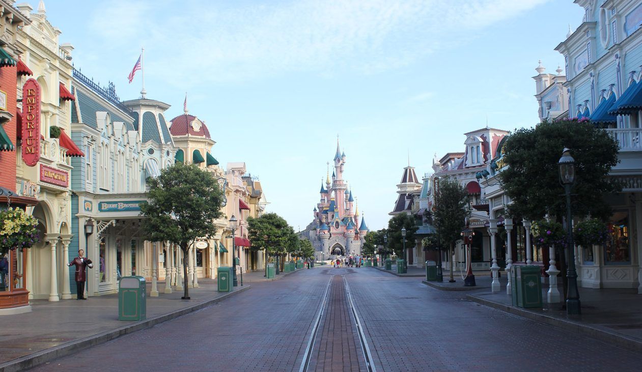 Главная улица великого. Main Street USA Диснейленд Калифорния. Диснейленд Париж Главная улица. Главная улица. Главная улица Куячи.