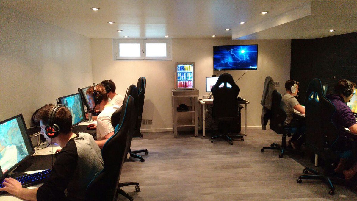 Gaming house. Буткемп комната. Буткемп дома. Буткемп внутри здания. Bootcamp комната в.