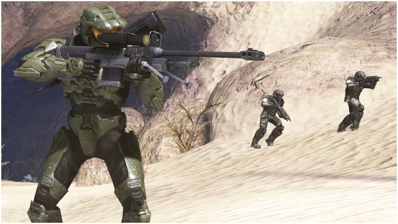 Master Chief holding sniper rifle in Halo 3