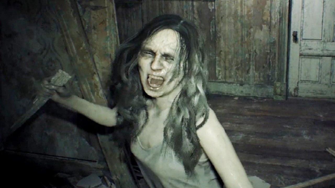 An infected Mia attacks Ethan Winters in Resident Evil 7.