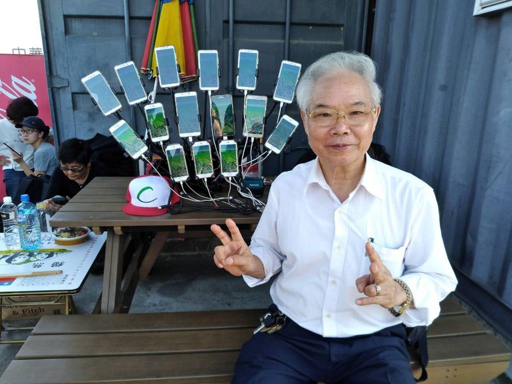 The Elderly Pokémon GO SuperPro Who Rigged 12 Smartphones To His Bicycle Has Evolved; Now Straps Them All To His Body