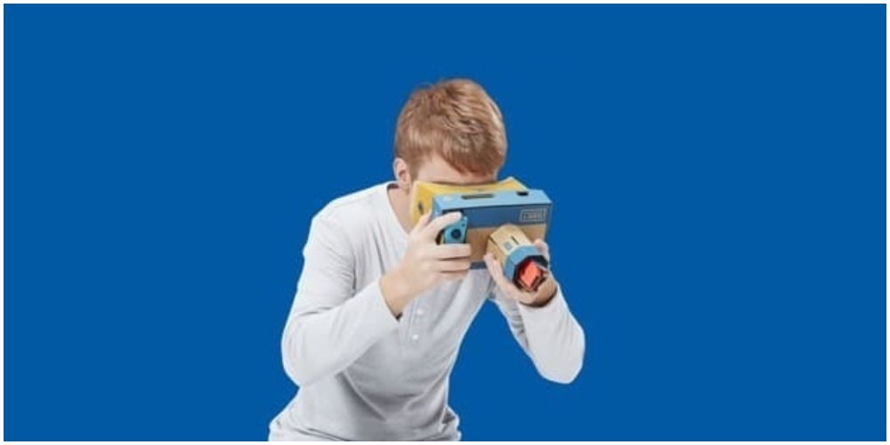 Person using the nintendo labo camera