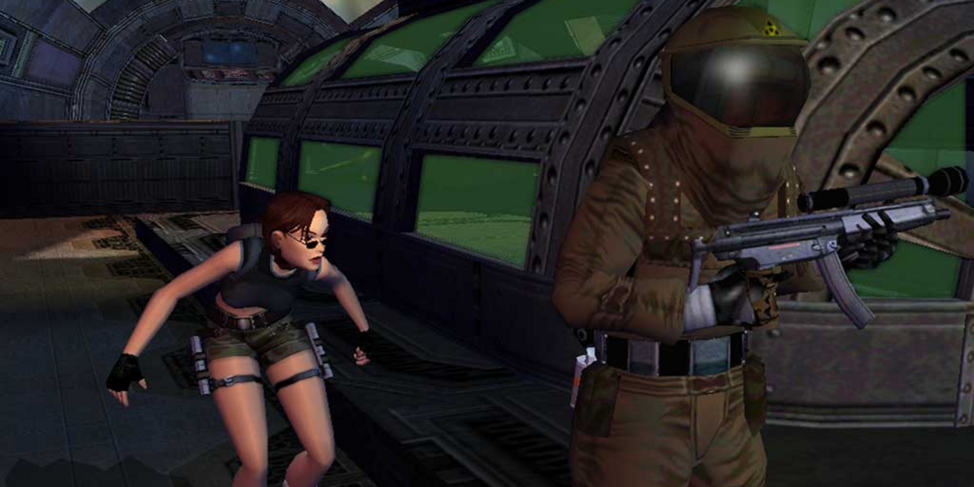 Lara Croft sneaking up on a soldier in Angel of Darkness