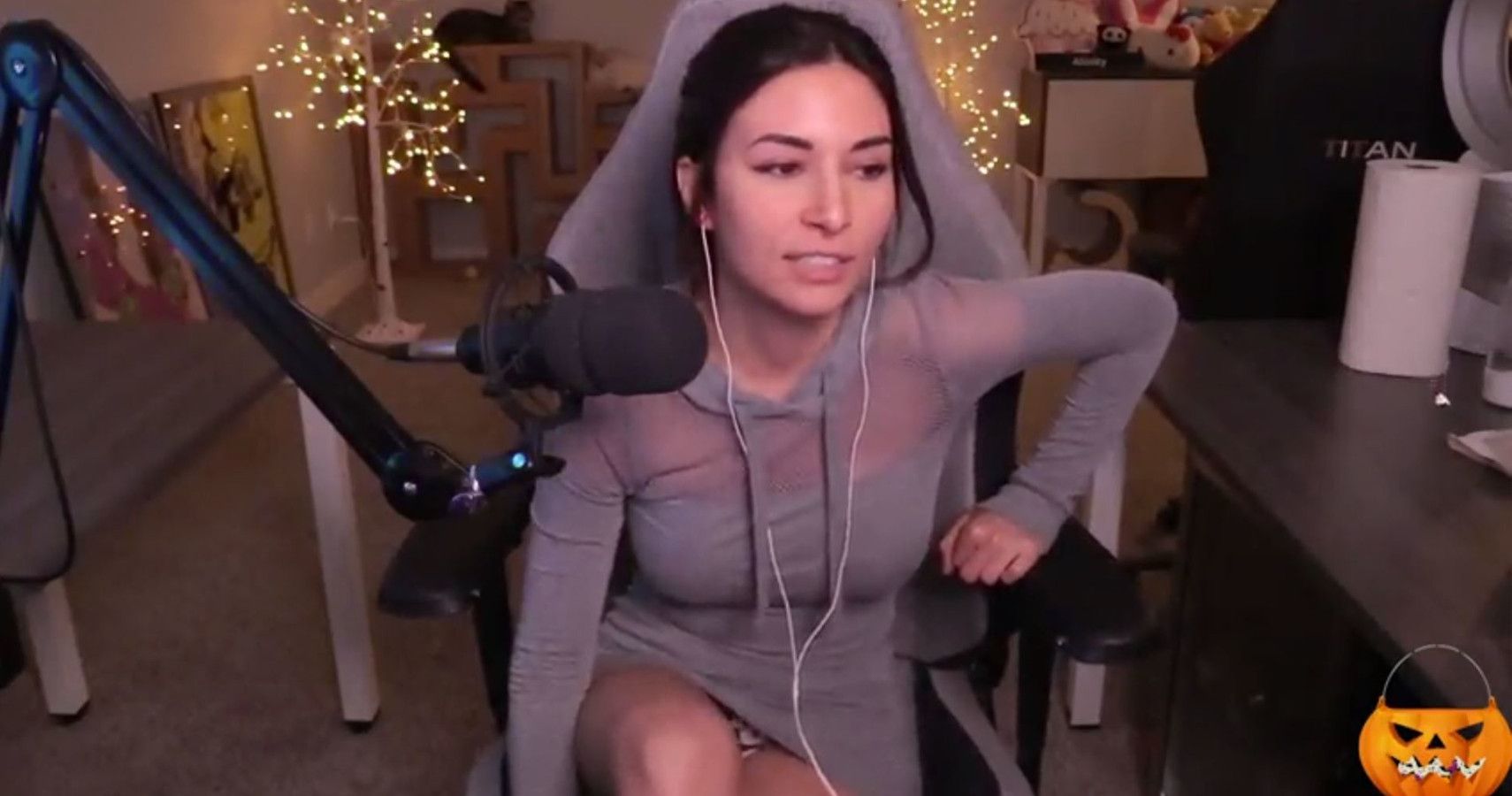 Alinity Has Accidental Wardrobe Malfunction Live On Twitch