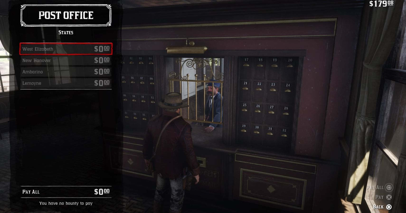 Arthur Morgan steht am Postamt, um sich die Kopfgelder in Red Dead Redemption 2 anzusehen
