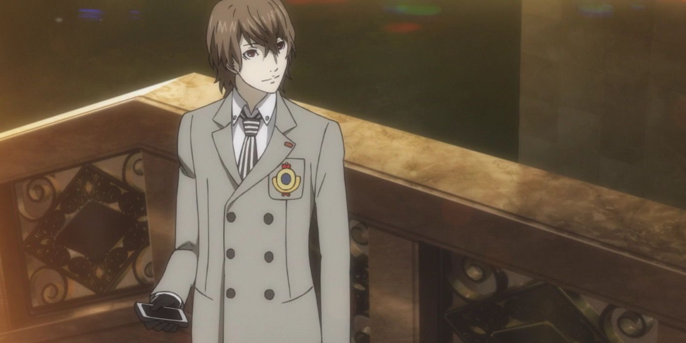 Goro Akechi holding phone in Persona 5 Royal