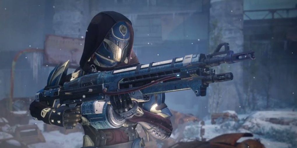 A Hunter fires Thunderlord in Destiny 2.