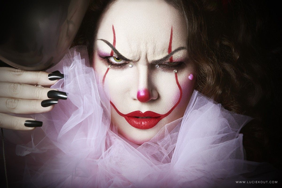 IT: 10 Female Pennywise Cosplay We Don't Want To Float With