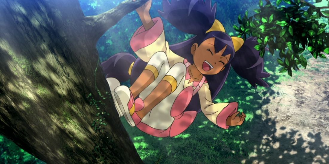 Pokemon Iris climbs a tree