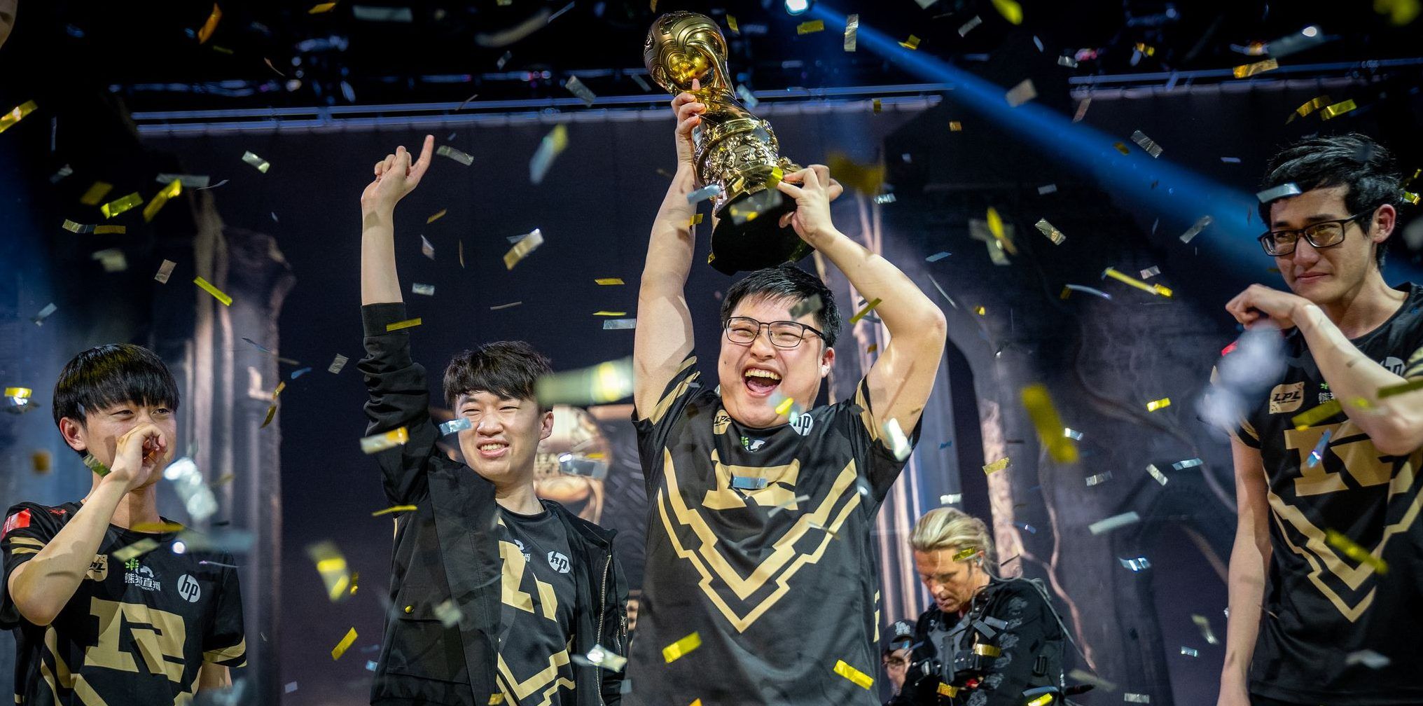 Uzi, star ADC of RNG holding the MSI trophy