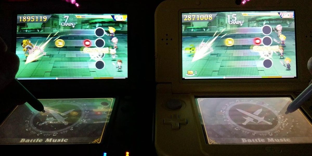 Two 3DS connected and playing with dual screens