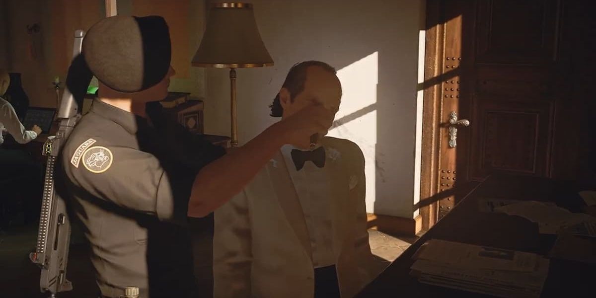 Agent 47 disguised as a guard stabbing Che with a pen