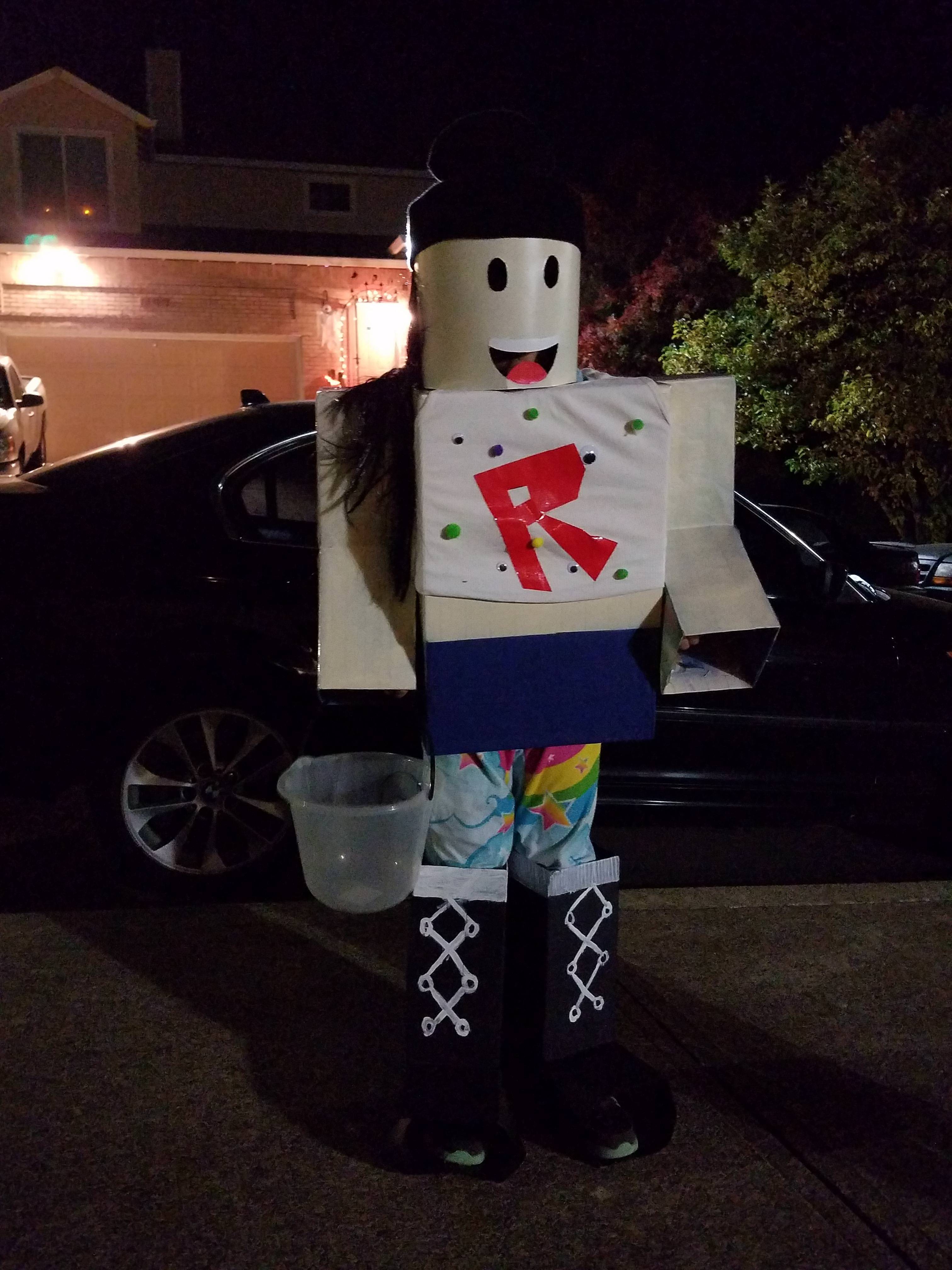 Roblox 10 Cosplays That Will Remind You Why You Love This Game - roblox noob costume