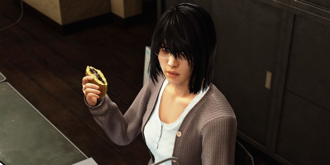 Saori from Yakuza Like A Dragon eating a snack