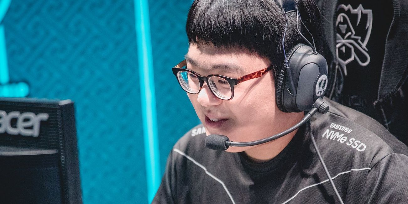 CuVee smiling looking at acer monitor wearing headset during game