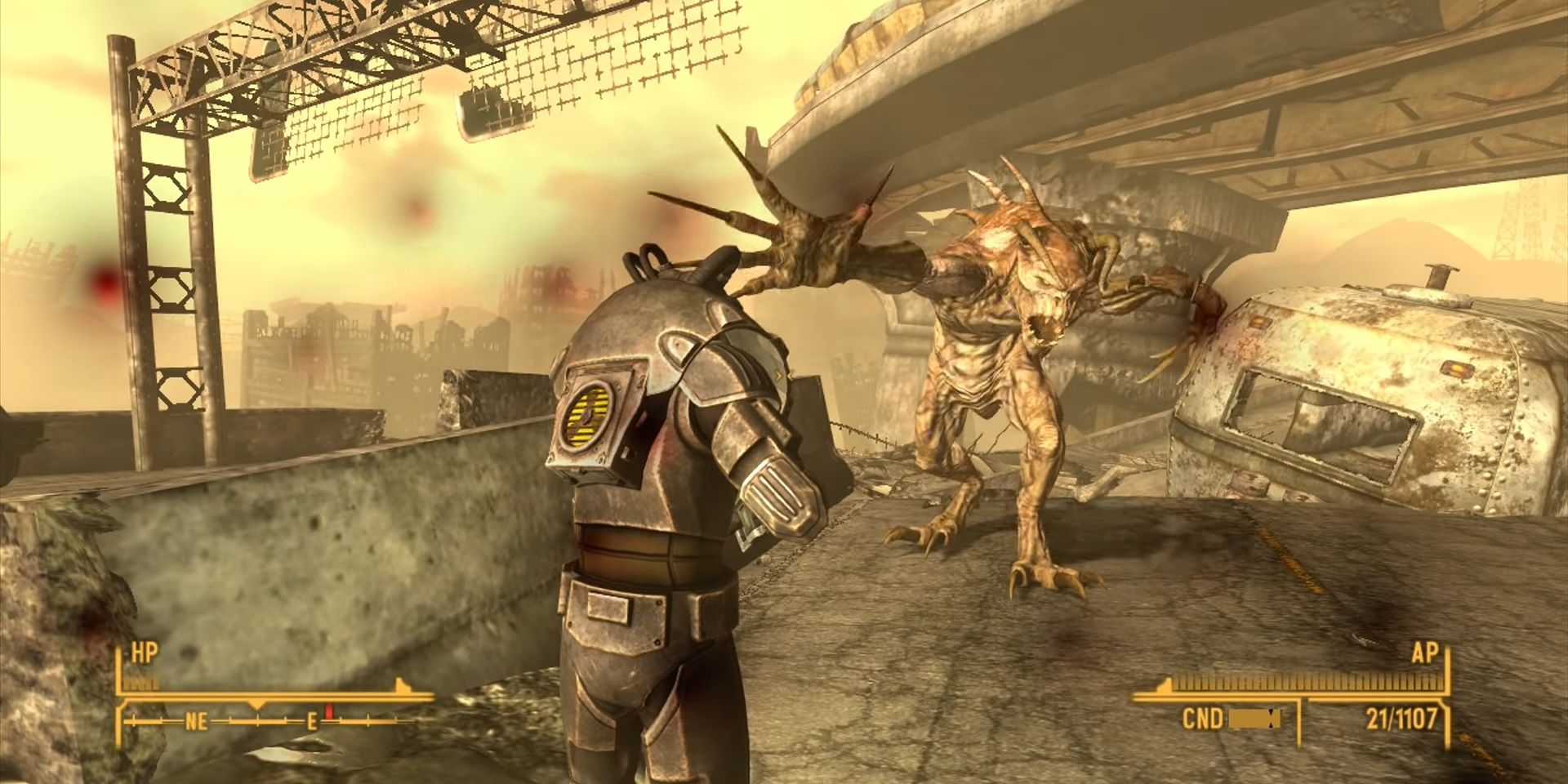 Fallout New Vegas: A death claw attacks the player