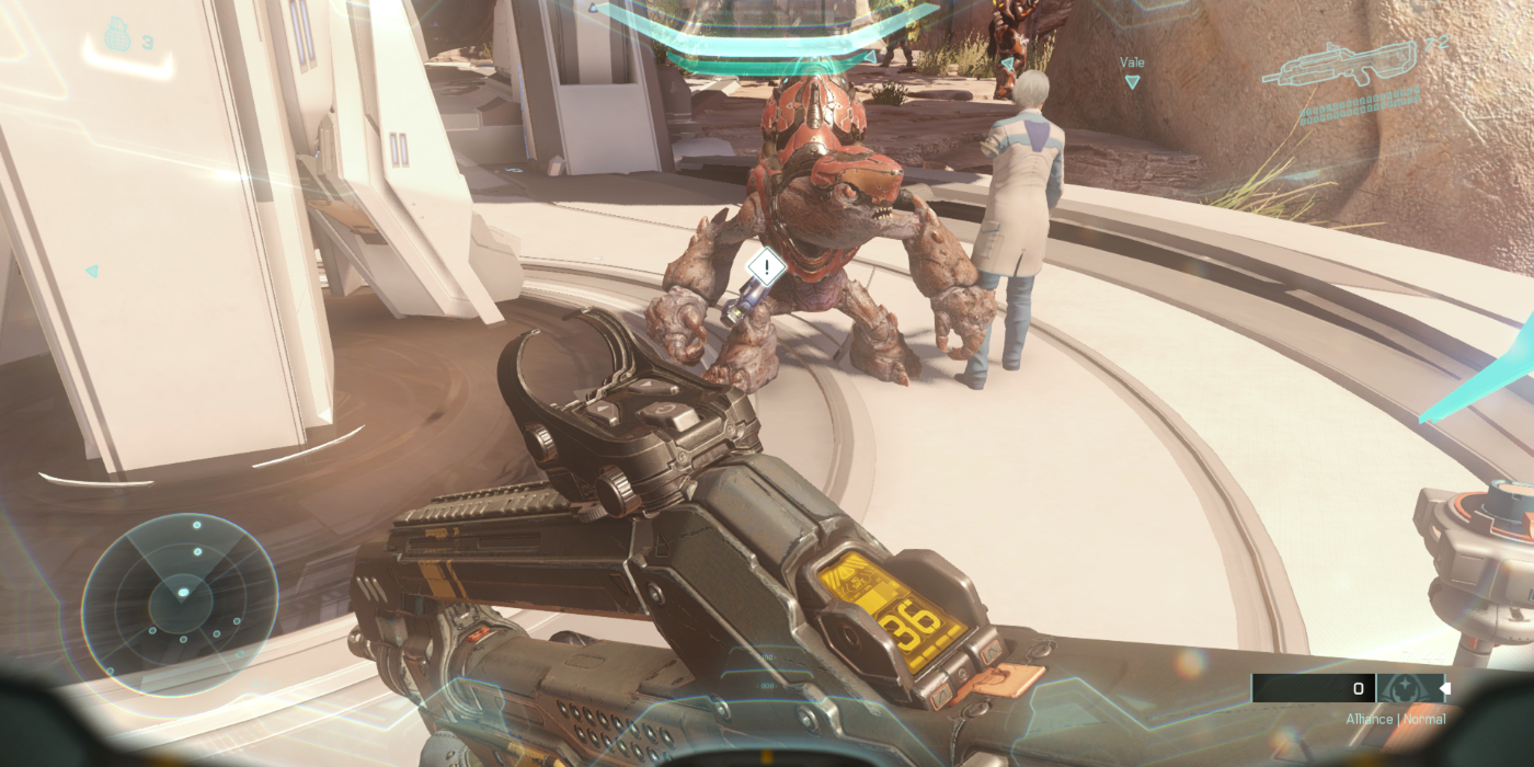 A grunt in Halo 5 stands next to a human woman