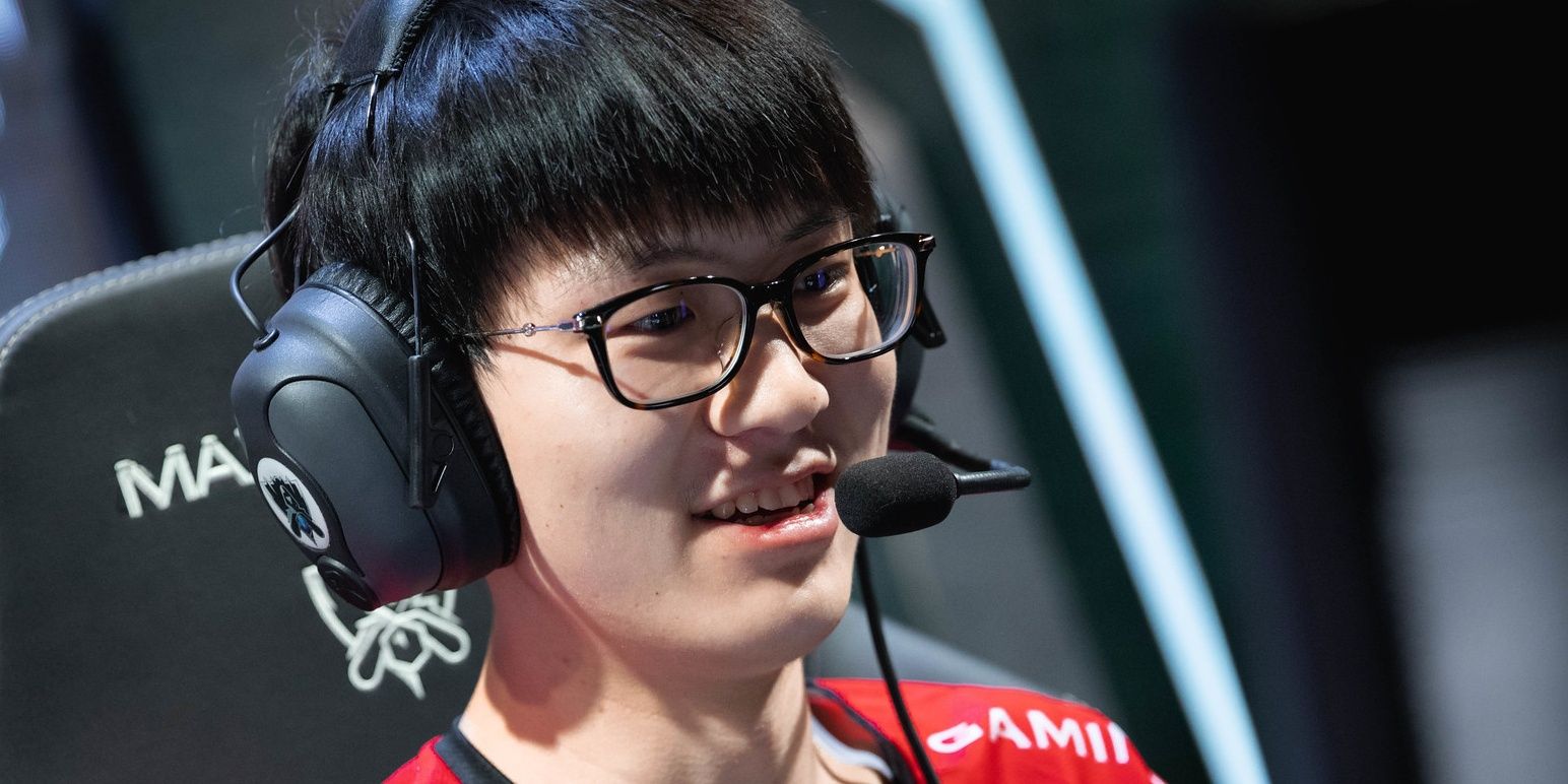 Meiko smiling while looking at the monitor as he competes on Summoners Rift