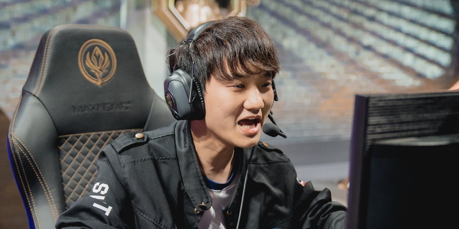 SwordArt making a call while in game with the Flash Wolves