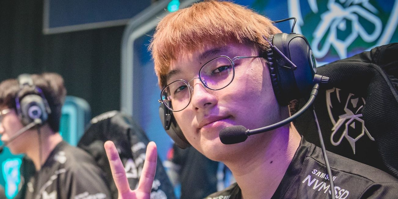 CoreJJ putting up peace sign ahead of game at World Championship with Samsung Galaxy