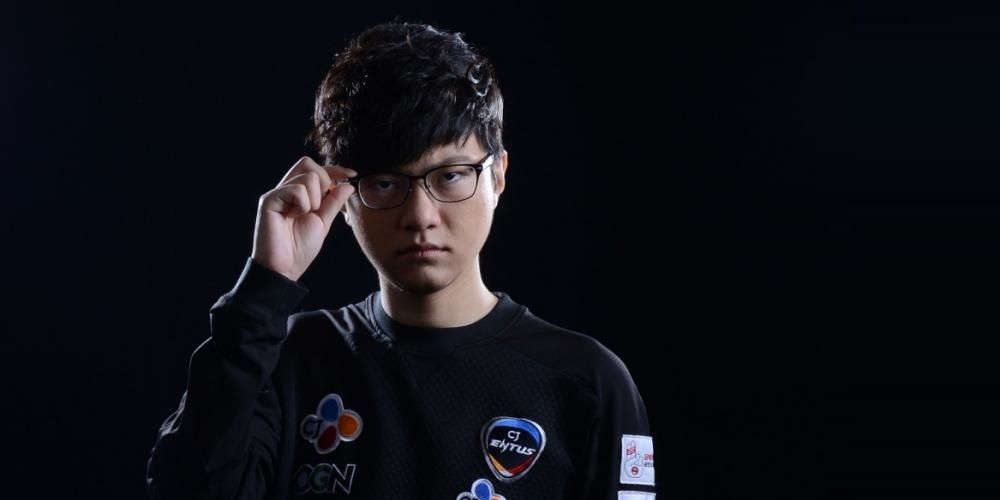 Hong &quot;MadLife&quot; Min-gi - retired league of legends player - holding his glasses as if things are about to get serious