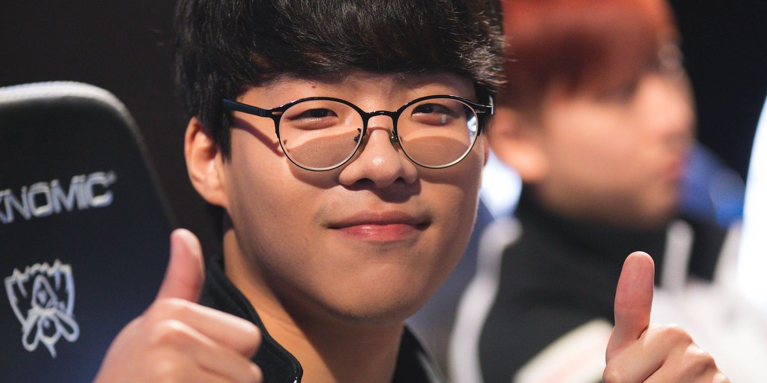 Smeb looking at the camera holding thumbs up before heading into a game of Summoners Rift