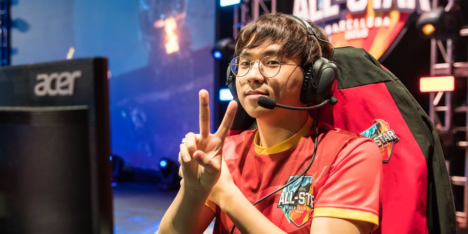 bengi before gaming giving the camera the "peace" sign at all-stars event