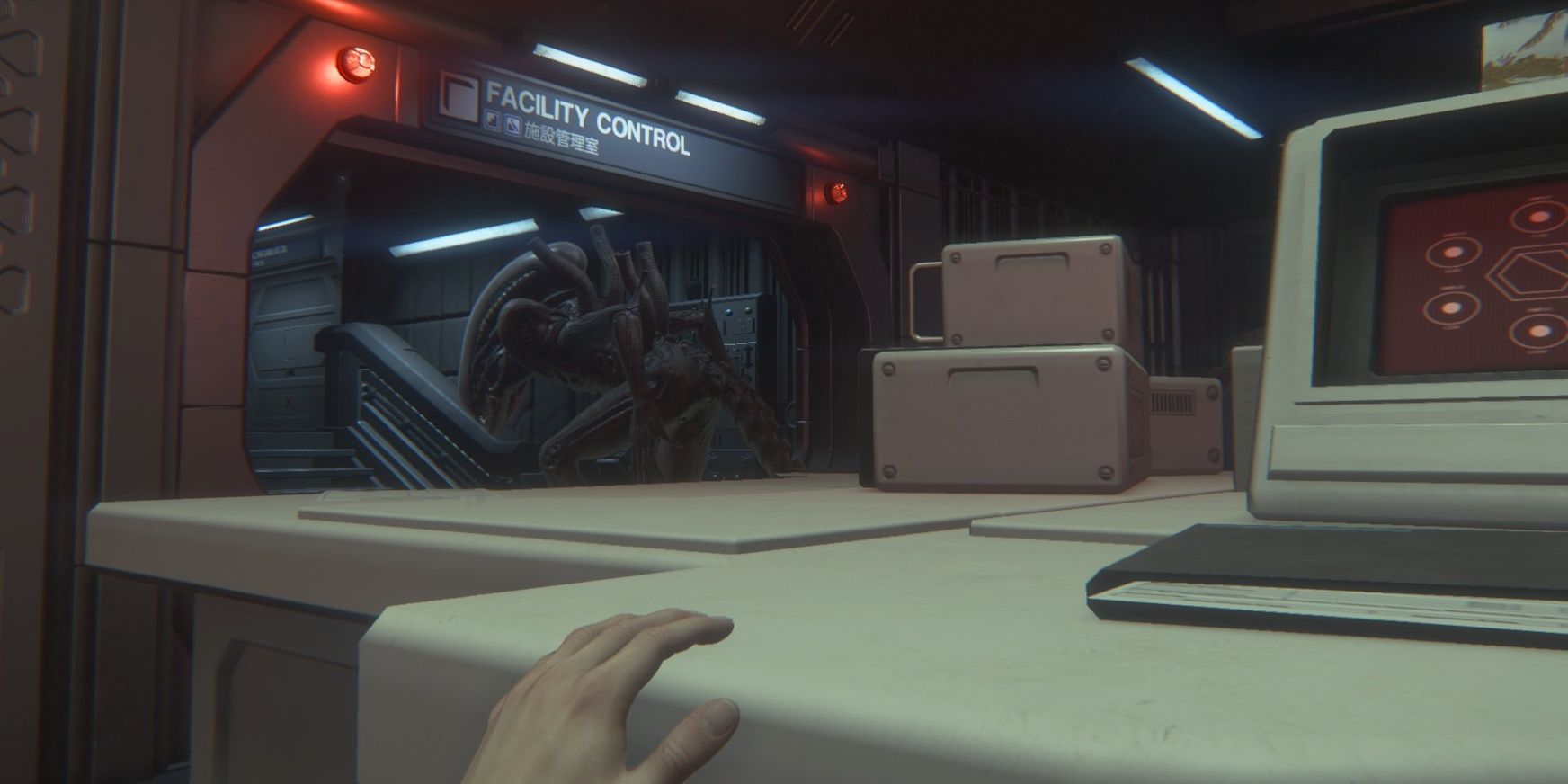 Alien Isolation Screenshot Player Hiding Behind Desk