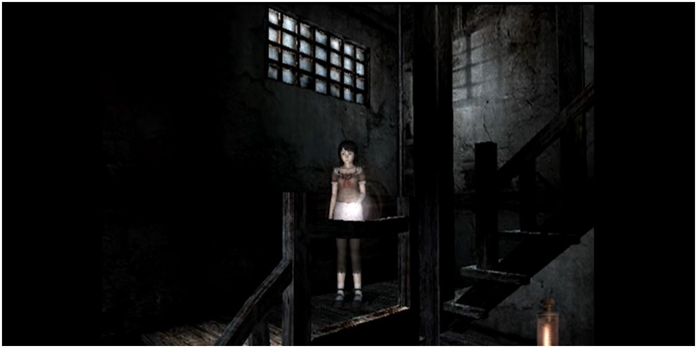 Fatal Frame 2 - the girl lost inside a dark and old Japanese house