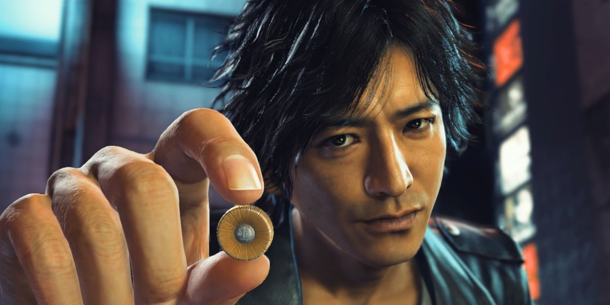 Close-Up Yagami holding a button