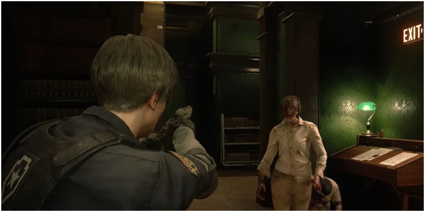Resident Evil 2 Remake - Leon points the gun to a zombie